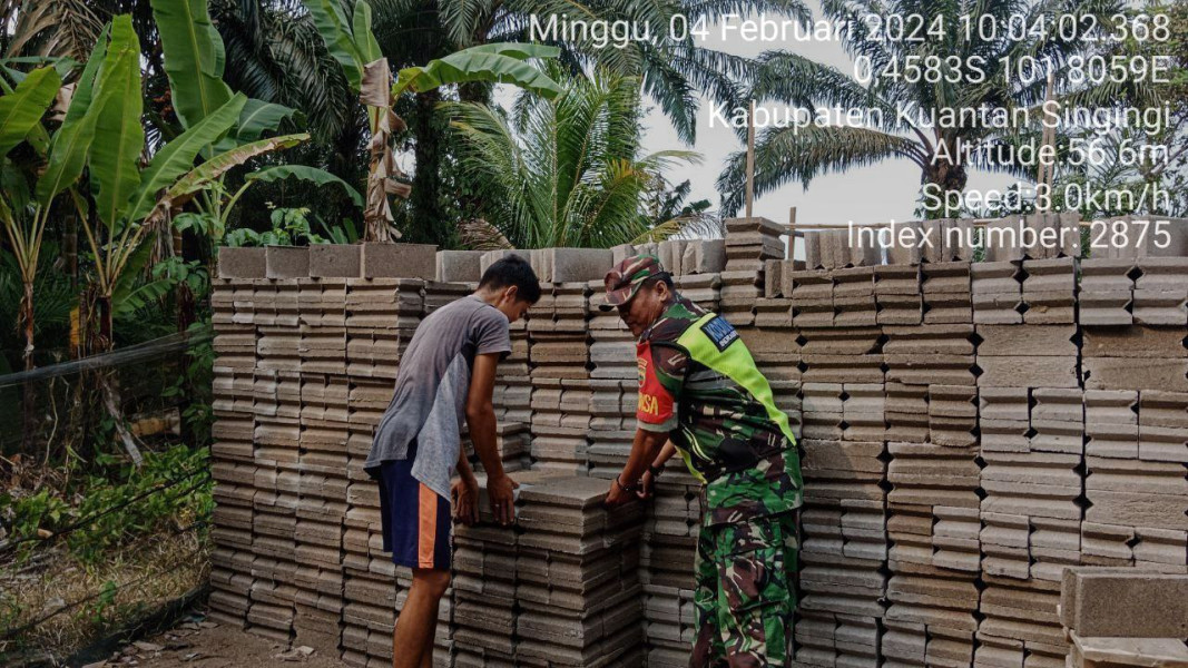 Babinsa Koramil 06/Cerenti  Kodim 0302/Inhu Bergotong Royong Dengan Masyarakat di Desa Pasar Inuman Kecamatan Inuman Kabupaten Kuansing