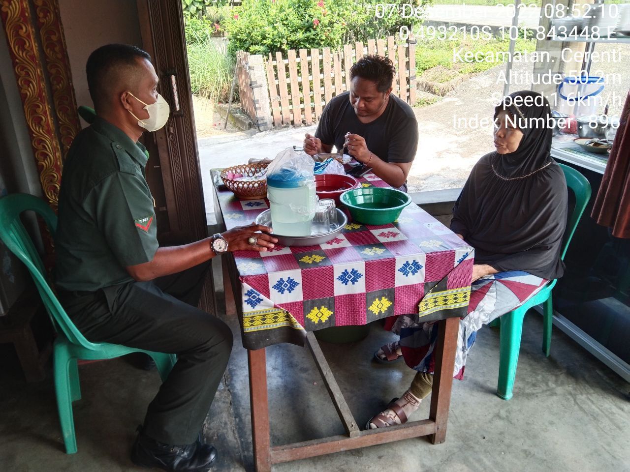 Babinsa Koramil 06 /Cerenti Kodim 0302/Inhu,Kopda Junedi Komsos Dengan Warga Setiap Hari di Wilayah Binaan 