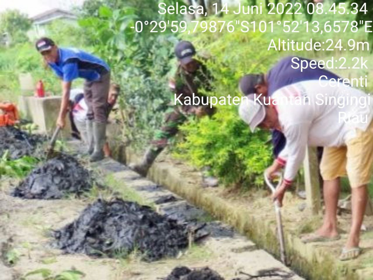 Kopda Mohammad Soleh, Bangun Keakraban Babinsa Koramil 06/Cerenti Dim 0302/Inhu Bantu Pembersihan Bahu Jalan Serta Saluran Pembuangan Air Di Desa Kamung Baru Timur