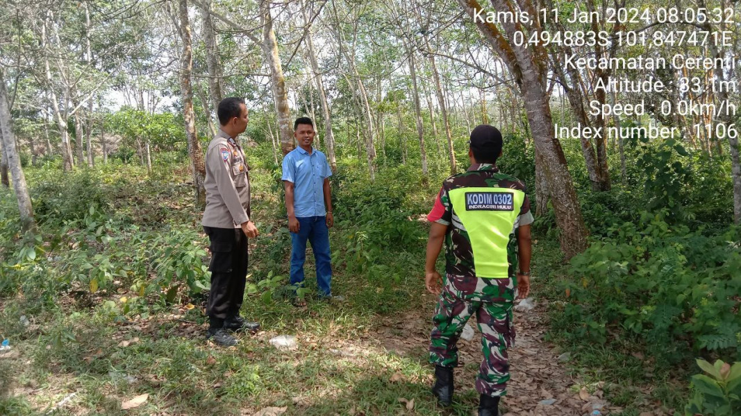 Babinsa Koramil 06/Cerenti Kodim 0302/Inhu Laksanakan Patroli Untuk Cegah Kebakaran Hutan Dan Lahan di Desa Kampung Baru Kecamatan Cerenti Kabupaten Kuansing