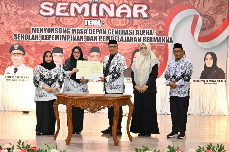 Pengurus PGRI Bengkalis Dilantik, Bupati Minta Perkuat Peran Guru Sebagai Ujung Tombak Kemajuan Bangsa
