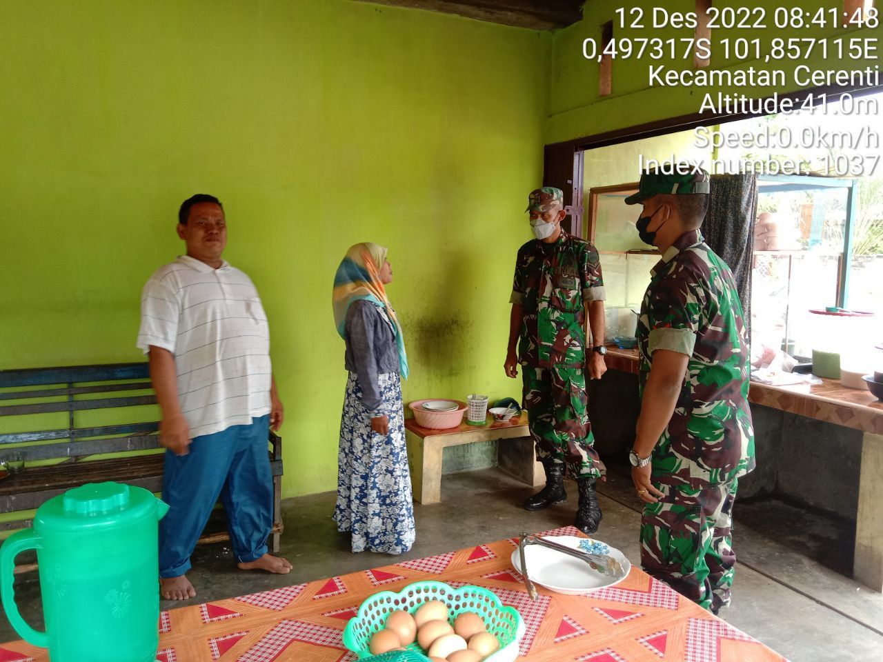 Babinsa Koramil 06/Cerenti Kodim 0302/Inhu Berikan Sosialisasi Serta Himbauan Kepada Warga Agar Patuhi Prokes Covid-19 di Pulau Panjang Cerenti 