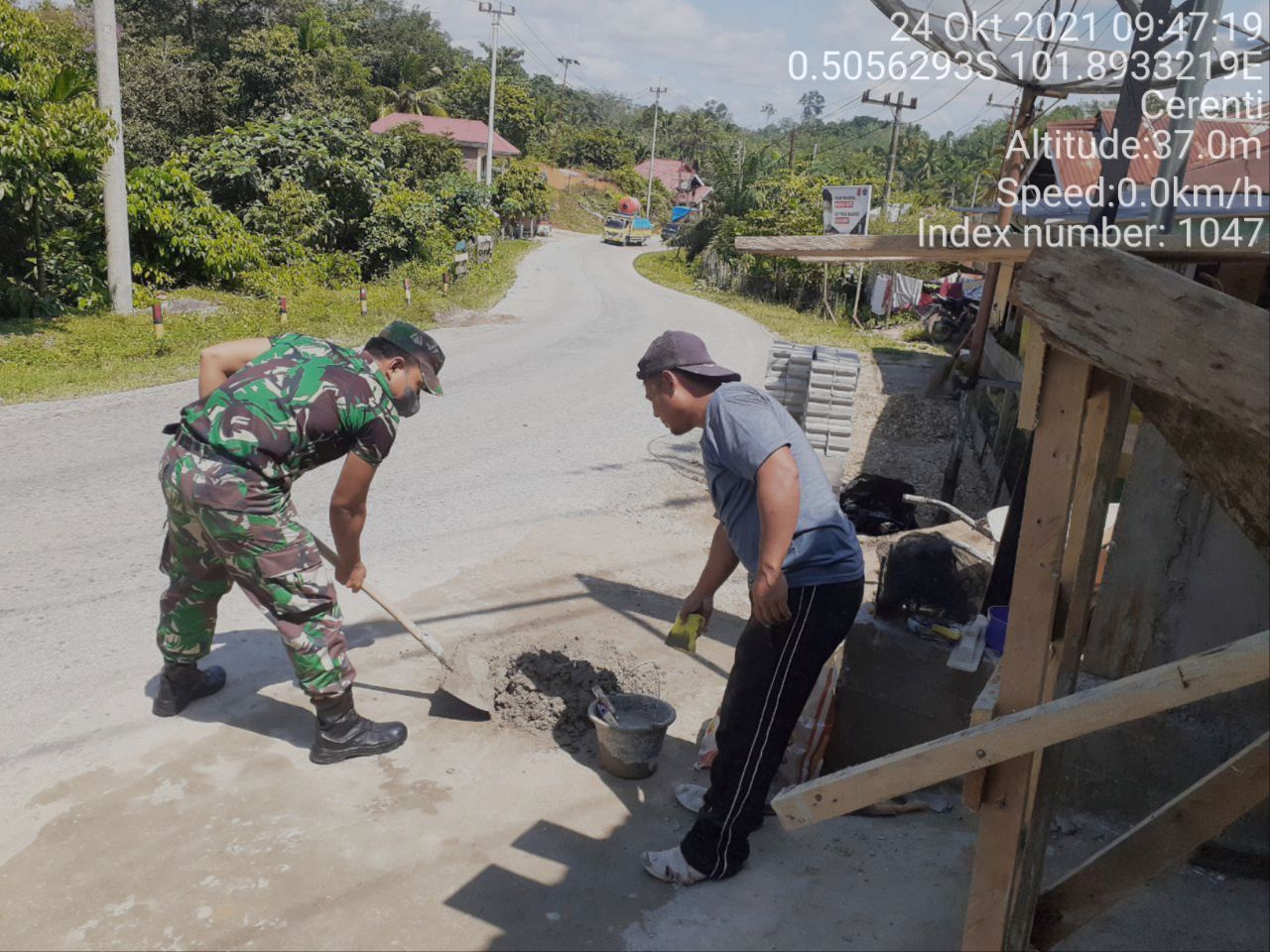 Anggota Koramil 06/Cerenti Dim 0302 Inhu Gontong Royong Membantu Membangun Rumah Teluk Kuantan