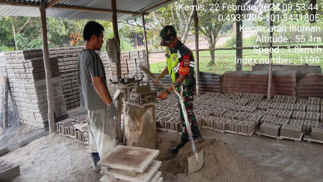 Di Desa Binaan, Babinsa Koramil 06/Cerenti Kodim 0302/Inhu Bantu  Mengerjakan Pembuatan Batako 