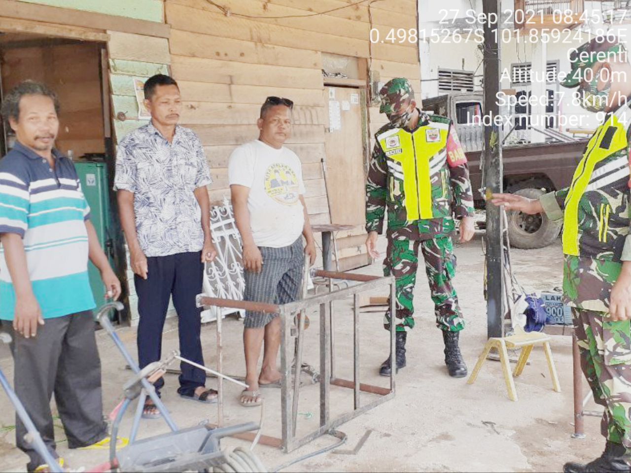 Babinsa Koramil 06/Cerenti Dim 0302/Inhu  Berikan Sosialisasi Serta Himbauan Kepada Warga Agar Patuhi Prokes Covid-19