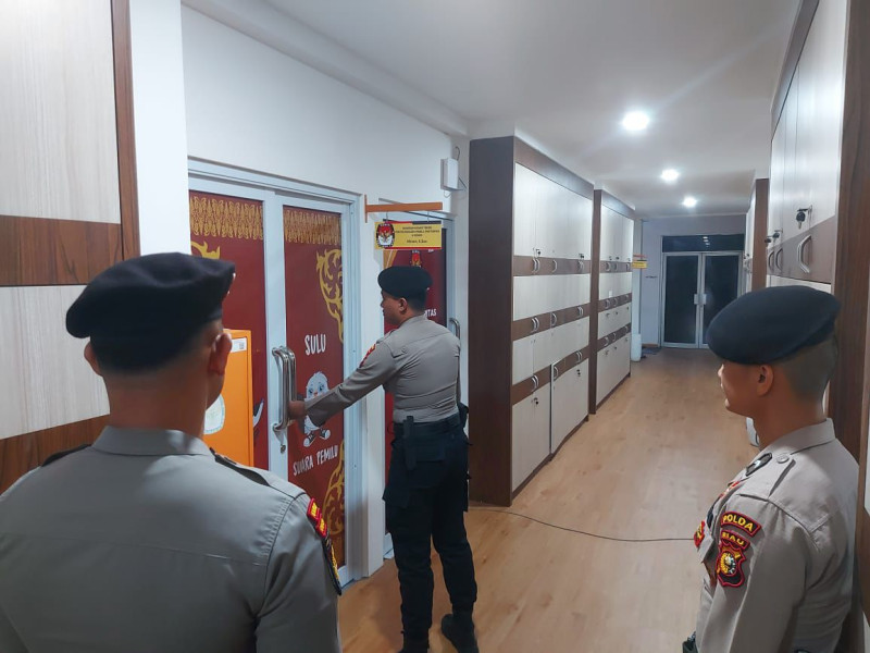 Siaga 18 Jam, Personel Subsatgas PAM Amankan Kantor Penyelenggara Pilkada