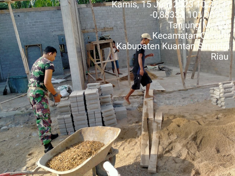 Kopda Muhammad Soleh Babinsa Koramil 06/Cerenti Bantu Warga Membuat Rumah Di Desa Tanjung Medan