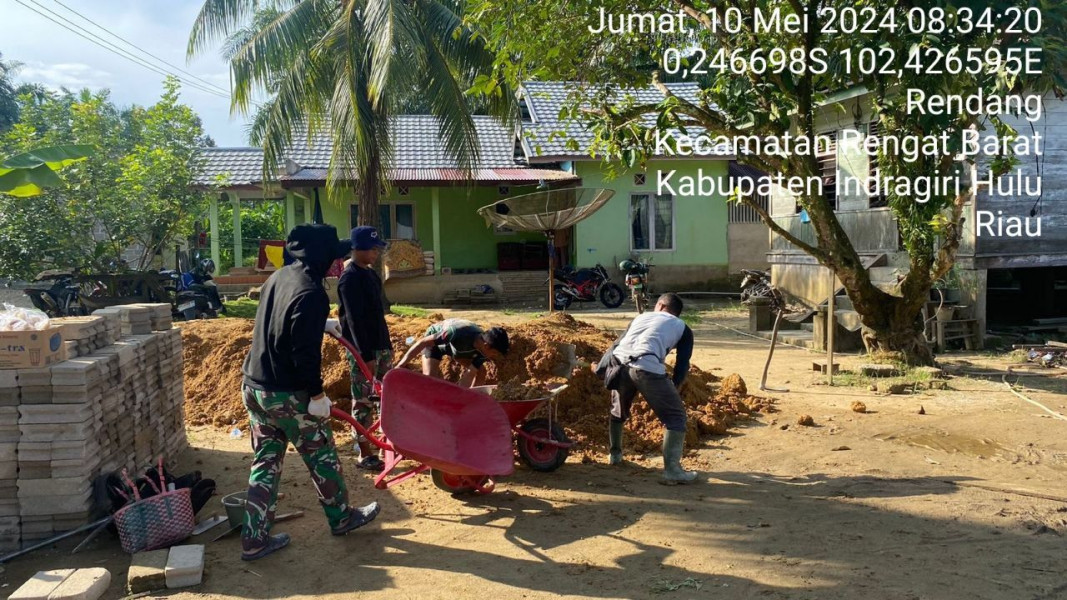 TMMD Ke-120 Kodim 0302/Inhu Korem 031/WB Di Desa Redang, Babinsa Gotong Royong Dalam Kegiatan Pembangunan Rumah Milik Warga 