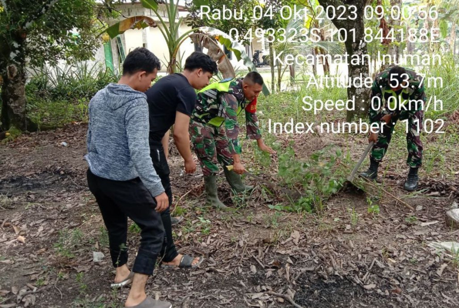 Di Desa Bedeng Sikuran Kecamatan Inuman Kabupaten Kuansing, Kopda Junedi Babinsa Koramil 06/Cerenti Kodim 0302/Inhu Gotong Royong