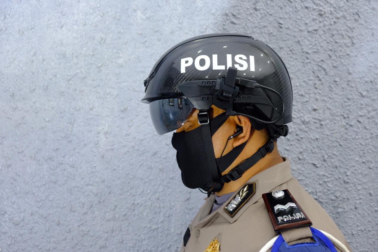 Polda Riau Gunakan Smart Helmed Thermal 