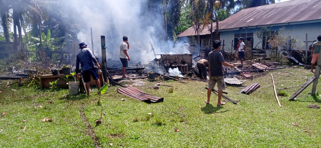 Di Duga Akibat Arus Pendek  Rumah Warga Pulau Lancang Di Lalap Sijago Merah