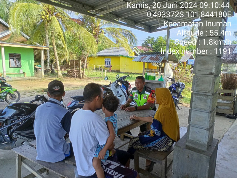 Pratu Reki Gunawan Babinsa Koramil 06/ Cerenti Kodim 0302/Inhu Melakukan Kegiatan Komsos Dengan Masyarakat Pulau Busuk 