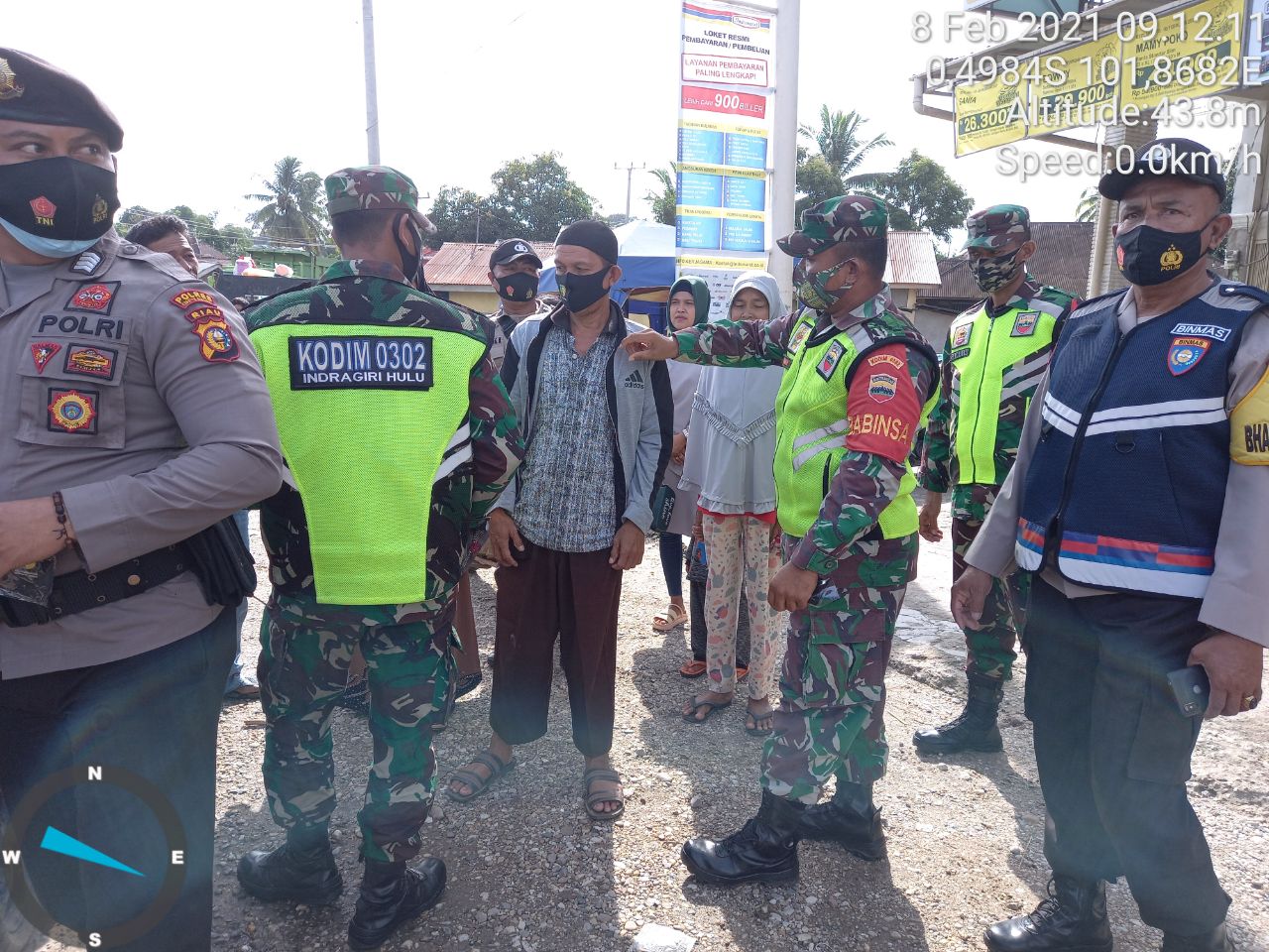 Sinergitas Babinsa Koramil 06/Cerenti Dim 0302/Inhu Bersama Polsek Cerenti Dalam Bentuk Tegakkan Prokes Dipasar Cerenti