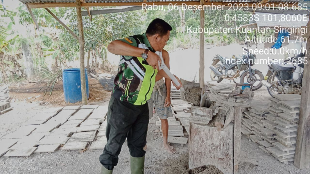 Serka Heriyus Saputera Babinsa Koramil 06/Cerenti  Kodim 0302/Inhu  membantu Warga Desa Pasar Inuman Kecamatan Inuman Membuat Batako