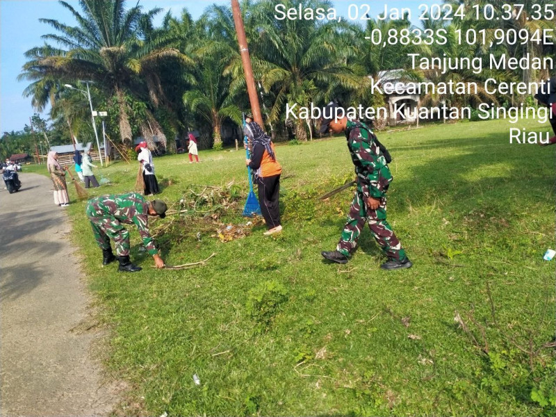 Kebersamaan Para Babinsa Koramil 06/Cerenti Kodim 0302/Inhu Bergotong Royong Bersama Warga Untuk Membersihkan Lingkungan Di Desa Tanjung Medan