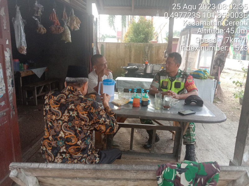 Babinsa Koramil 06/Cerenti Kodim 0302/Inhu Lakukan Komsos Di Kampung Pancasila Desa Tanjung Medan Desa Binaannya
