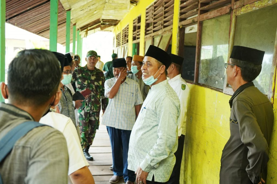 Pj Bupati Inhil Meninjau Gedung SD Negeri dan Jembatan Kuala Saka