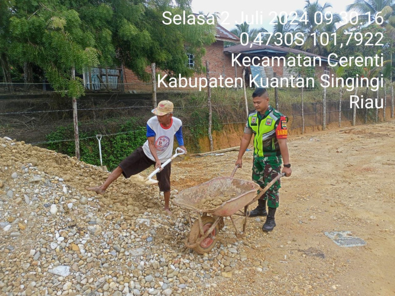 Babinsa Koramil 06/Cerenti  Kodim 0302/Inhu Gotong Royong Dengan Warga Desa  Pulau Jambu Kecamatan Cerenti Kabupaten Kuansing 