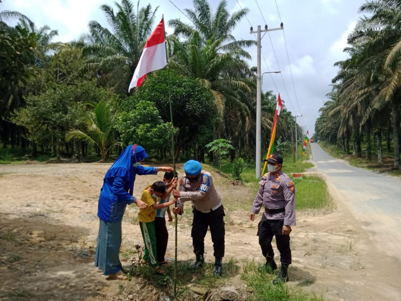 Sambut HUT RI Ke-76, Kapolsek Kerumutan Ajak Warga Kibarkan Bendera Merah Putih