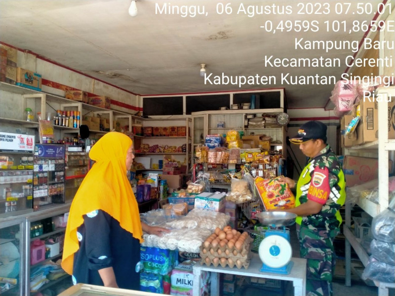 Kopda Muhammad Soleh Babinsa Koramil 06/Cerenti Kodim 0302/Inhu Pantau Perkembangan Harga Kebutuhan Pokok Di Wilayah Kecamatan Cerenti Kabupaten Kuansing Riau