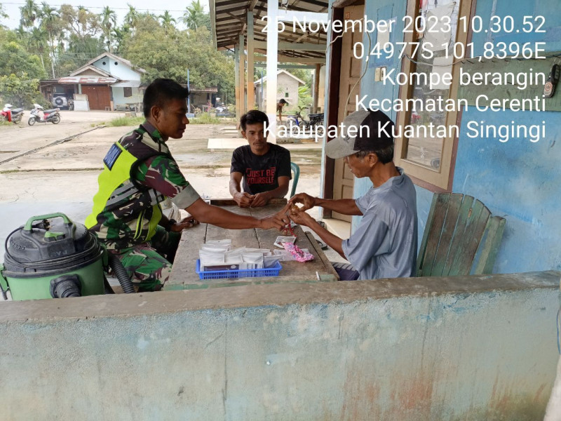 Anggota Koramil 06/Cerenti  Kodim 0302/Inhu  Agar Tetap Akrab Dengan Warga, Babinsa Komsos Mempererat Tali Silaturahmi Di Desa Binaan Desa Kompe Berangin