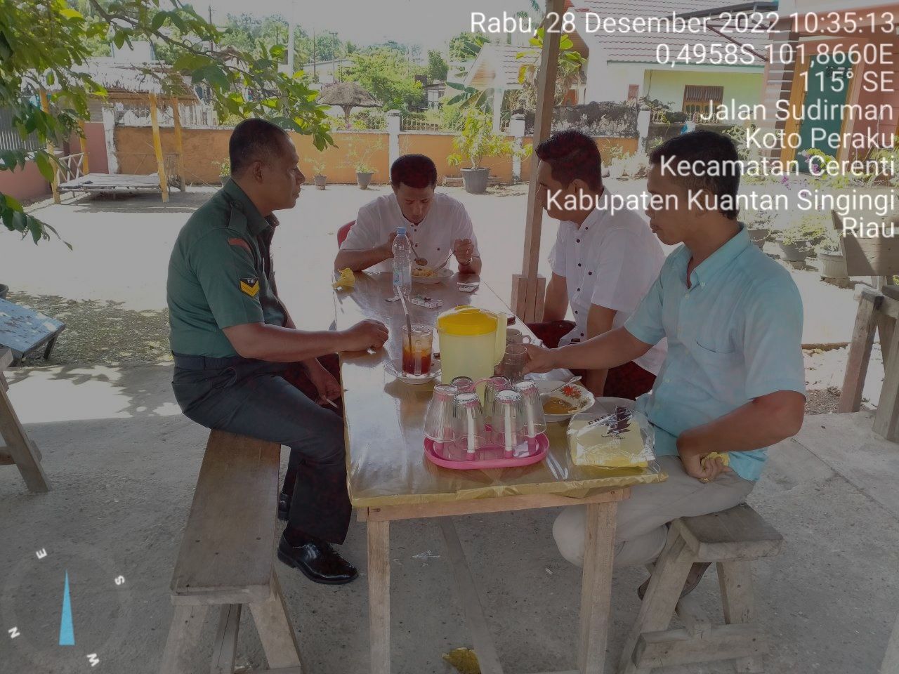 Sertu Firman Babinsa Koramil 06 /Cerenti Kodim 0302/ Inhu Komsos Dengan Warga Kelurahan Koto Peraku Kecamatan Cerenti Kabupaten Kuantan Singingi 