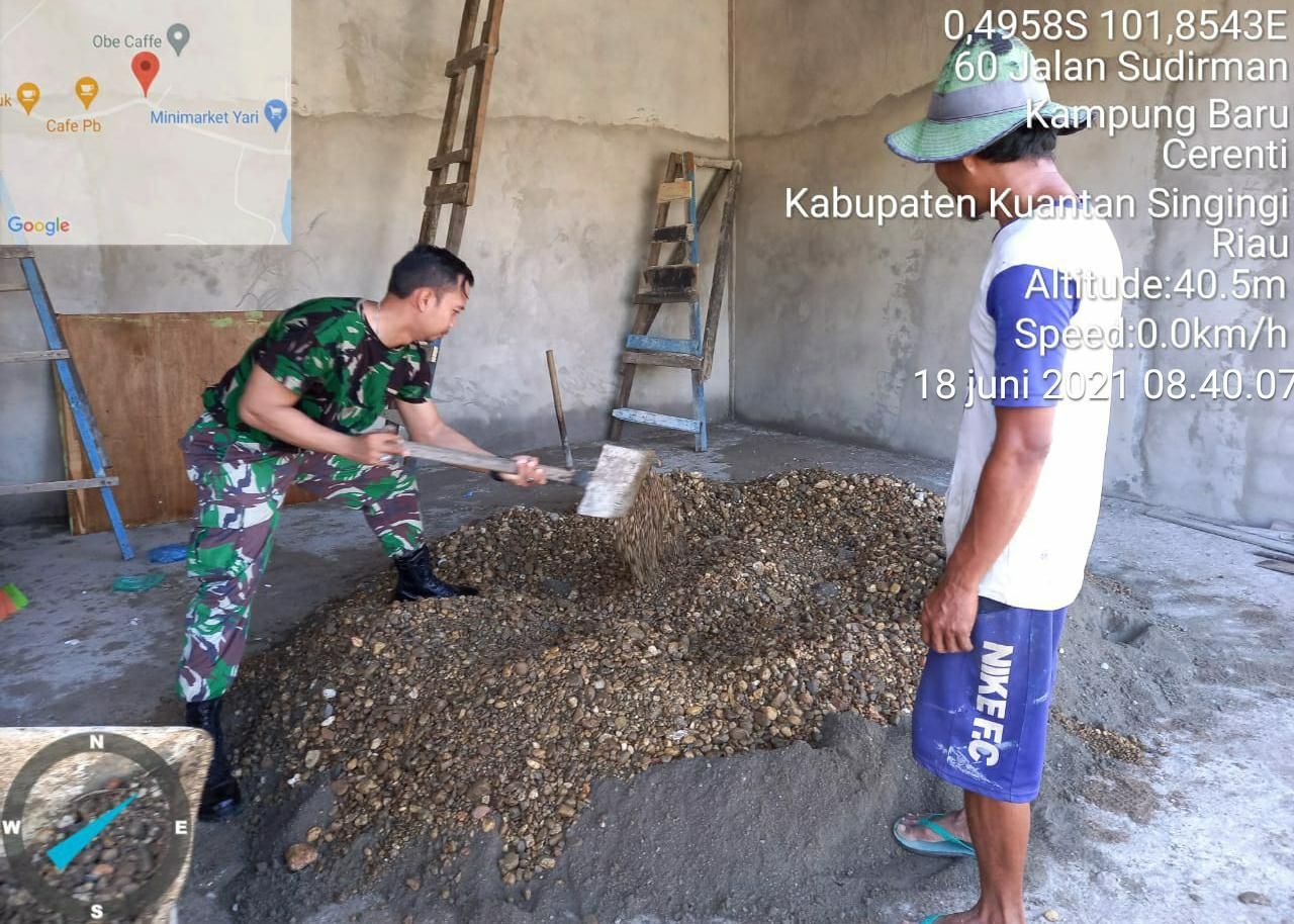 Jalin Silaturahmi, Babinsa Koramil 06/Cerenti Bantu Warga Bangun Kios