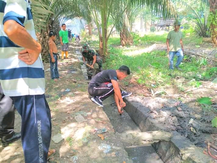 Babinsa Koramil 06/Cerenti Dim 0302/Inhu Bersama Babinkamtibmas Dan Masyarakat Desa Kompak Gotong Royong.