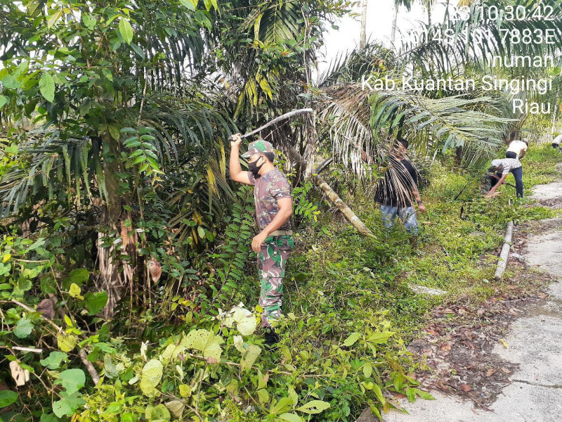 Di Desa Bedeng Sikuran Babinsa Koramil 06/Cerenti Kodim 0302/Inhu Babinsa Gotong Royong Dengan Masyarakat Membersihkan Kiri Kanan Jalan