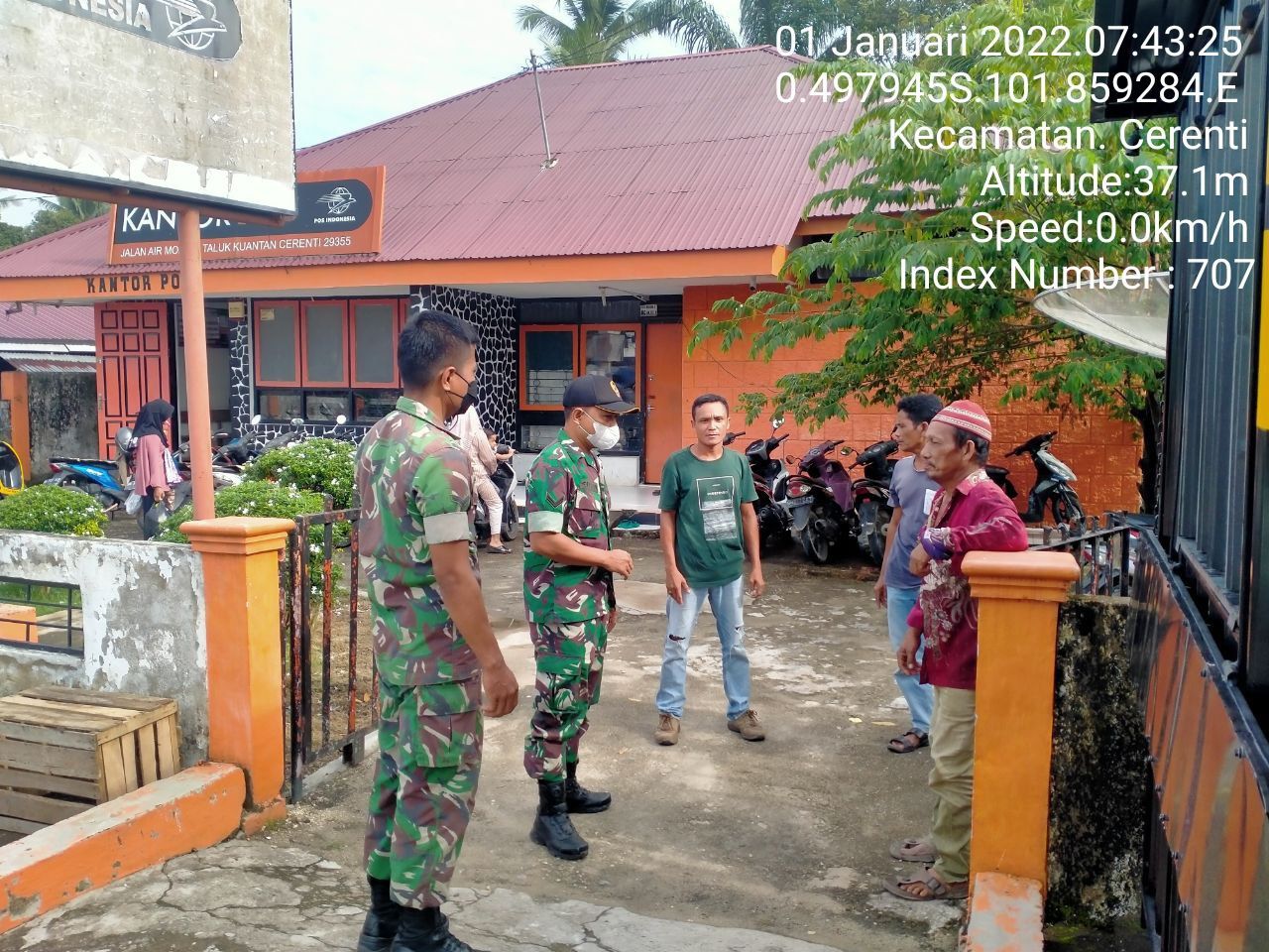 Di Desa Kampung Baru Babinsa Koramil 06/Cerenti Kodim 0302/Inhu Berikan Sosialisasi Serta Himbauan Kepada Warga Agar Patuhi Prokes Covid-19
