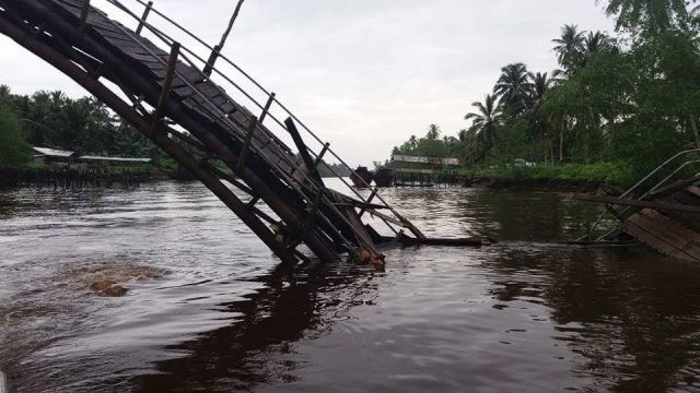 Jembatan Ambruk, Seorang Pelajar di Inhil Jatuh ke Sungai