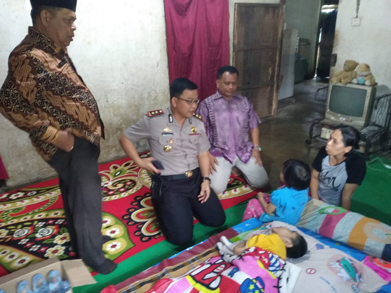 Tinjau Dan Bantu Selamat Kurniawan  Kapolres Minta Pemkab Tangani Secara  Berkelanjutan.