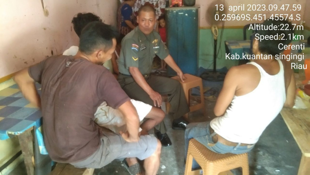 Babinsa Koramil 06/Cerenti Kodim 0302/Inhu Selalu Menjaga Keakraban Dengan Warga Masyarakat Dengan Komsos Menjalin  Tali Silaturahmi di Pulau Panjang Cerenti