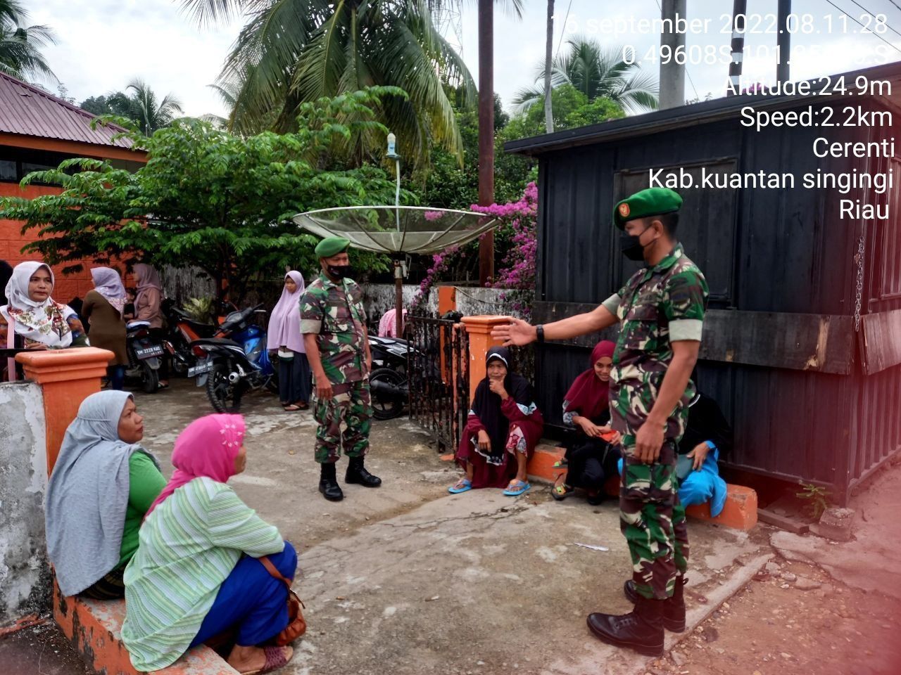Babinsa Koramil 06/Cerenti Kodim 0302/Inhu  Selalu Sosialisasi Serta Menghimbau Kepada Masyarakat Untuk Tetap Patuhi Prokes Covid-19 di Kantor Pos Cerenti