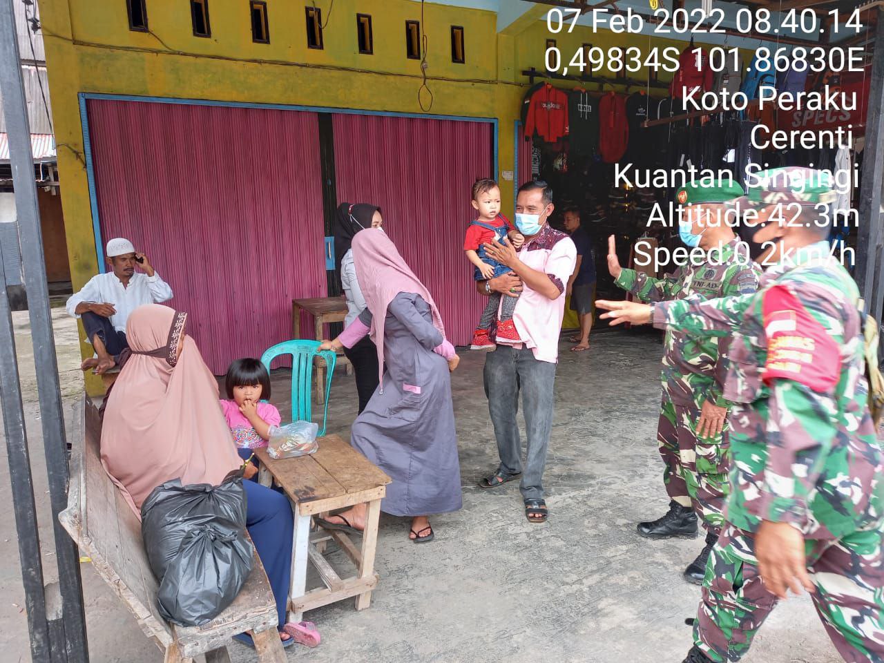 Babinsa Koramil 06/Cerenti Kodim 0302/Inhu,Kopda Irwan Bersama Anggota Lainnya Himbau Warga Untuk Jangan Kendor Untuk Pakai Masker Di Pandemi Covid-19