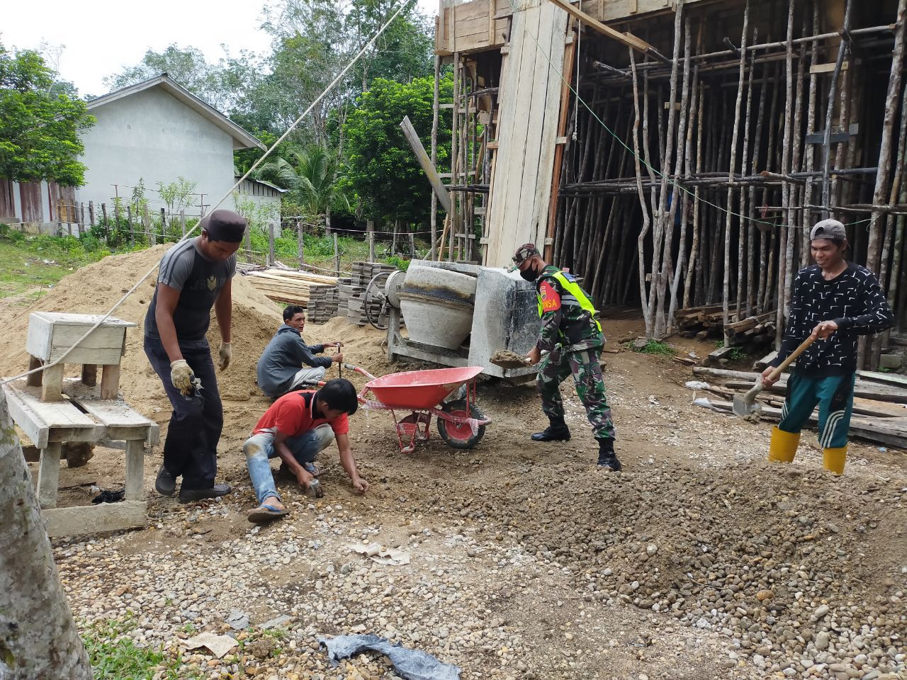 Babinsa Koramil 07/Kuantan Hilir Dim 0302/Inhu Gotong Royong Melanjutkan Pembangunan Gedung MDA