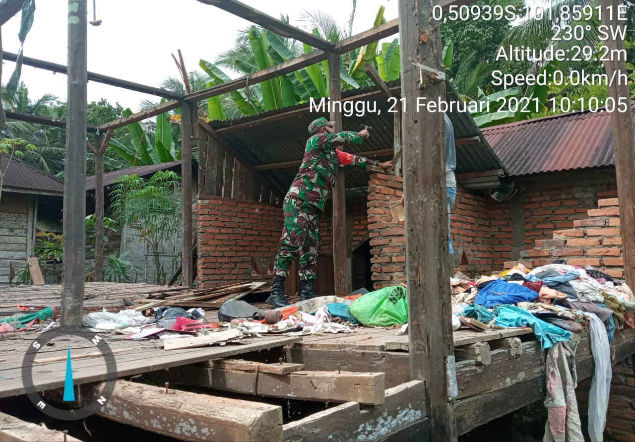 Babinsa Ramil 06/Cerenti Dim 0302/Inhu Membantu Bongkar Rumah Warga Yang Tidak Layak Huni