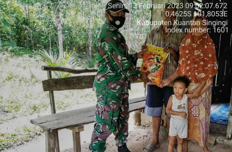 Babinsa Koramil 06/Cerenti Kodim 0302/Inhu Berikan Bantuan Kepada Masyarakat di Desa Lebuh Lurus Kecamatan Inuman Kabupaten Kuansing 