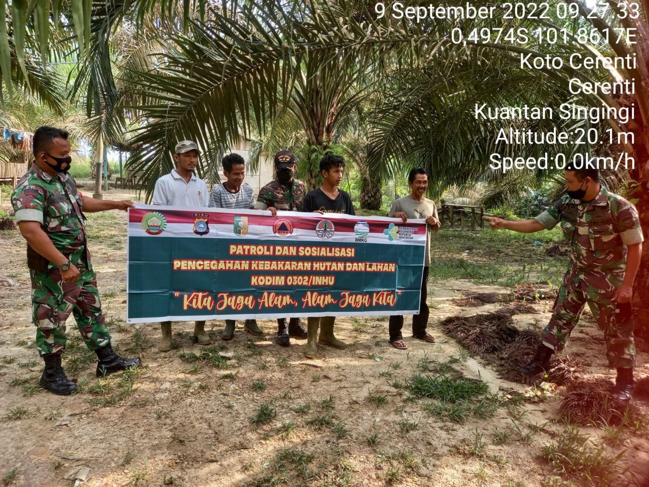 Cegah Karlahut Diwilayah Binaan Babinsa Koramil 06/Cerenti Kodim 0302/Inhu Laksanakan Sosialisasi Dan Patroli Dengan Warga