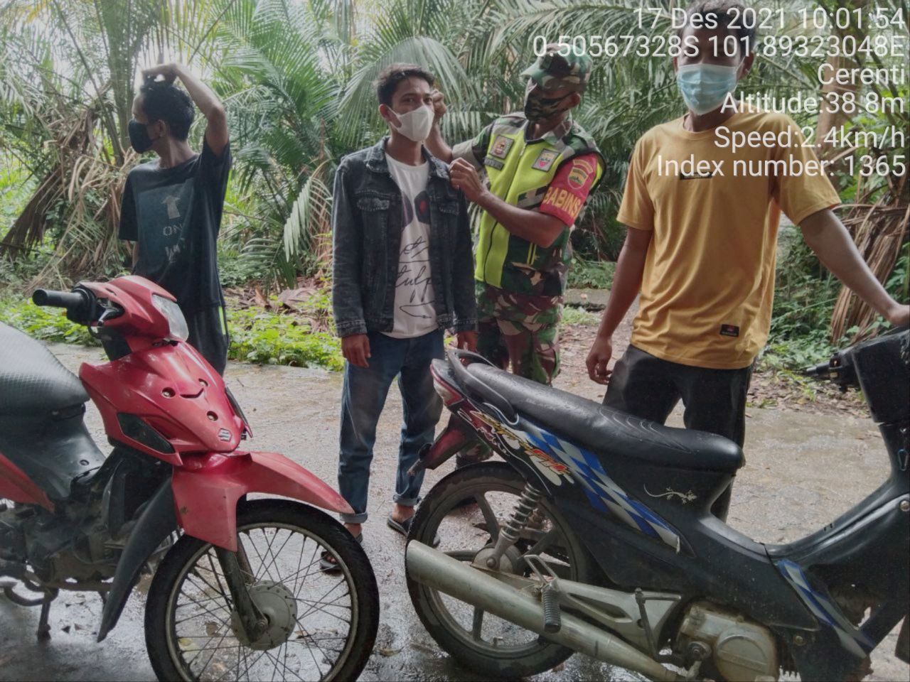 Babinsa Koramil 06/Cerenti Kodim 0302/Inhu Bagikan Masker Kepada Warga Desa Tanjung Medan Kecamatan Cerenti Kabupaten Kuansing