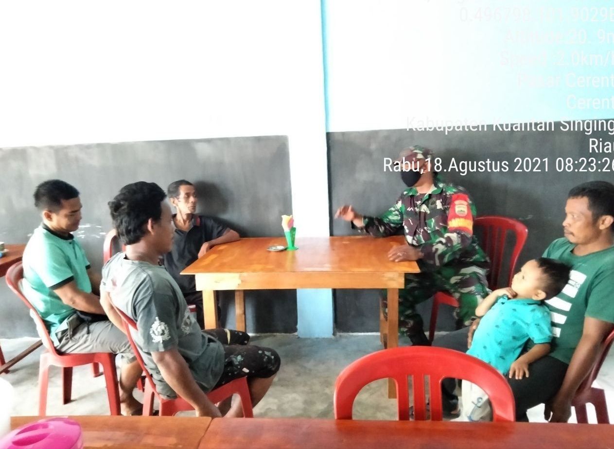 Putus Mata Rantai Penyebaran Covid-19, Komsos Salah Satu Cara  Babinsa Koramil 06/ Cerenti Kodim 0302/ Inhu Sampaikan Himbauan Kepada Warga Desa Binaannya Desa Seberang Pulau Busuk Kecamatan Inuman