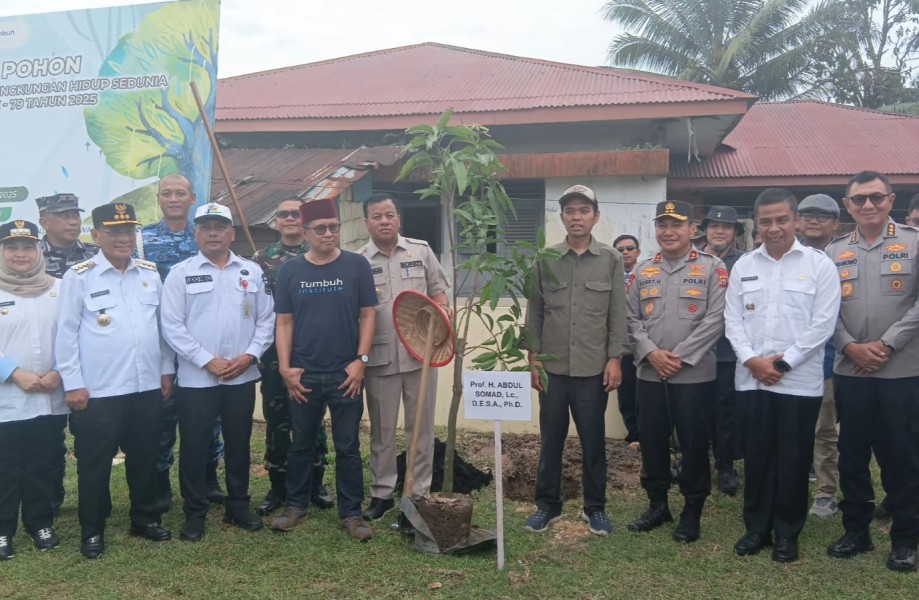 Gabungkan Spirit Bhayangkara dan Lingkungan, Polda Riau Tanam Harapan di Kampar Kiri