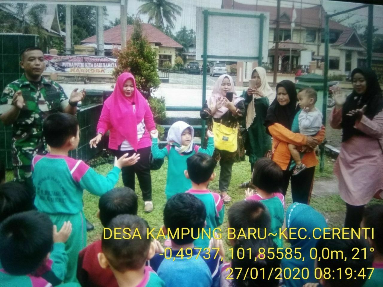 Babinsa Koramil 06/Cerenti Dim 0302/Inhu Sertu Indra Jalil Berikan Motivasi Belajar Kepada Anak-Anak TK Tunas Harapan Desa Kampung Baru Cerenti.