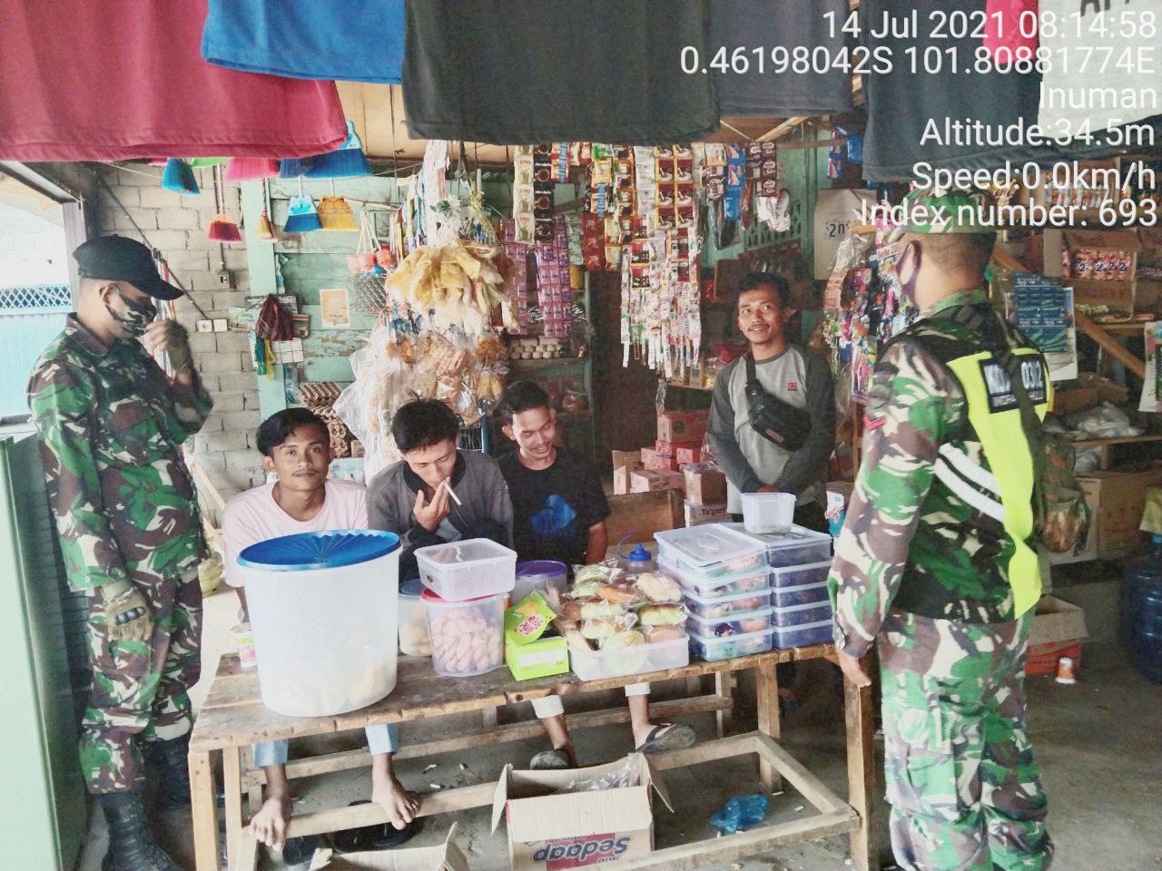 Babinsa Koramil 06/Cerenti Kodim 0302/Inhu Serda Samrin Himbau Warga Masyarakat Akan Pentingnya Penegakkan Protokol Kesehatan