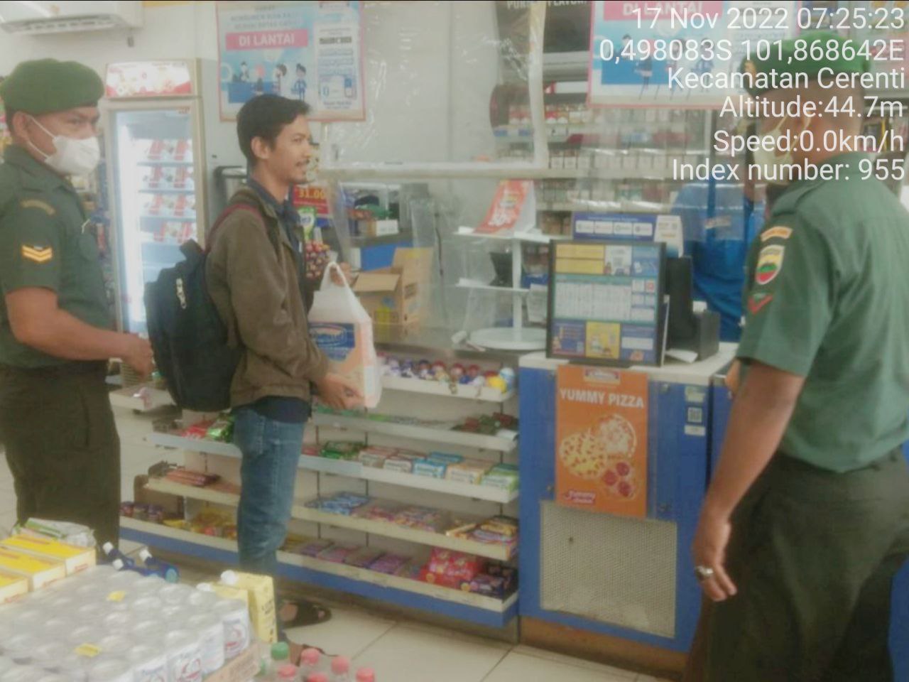 Babinsa Koramil 06/Cerenti Kodim 0302/Inhu  Berikan Sosialisasi Serta Himbauan Kepada Warga Agar Patuhi Prokes Covid-19 di Wilayah Teritorialnya