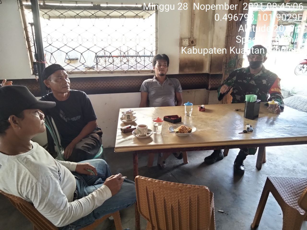 Jalin Keharmonisan Dengan Warga Binaan, Babinsa Koramil 06/Cerenti  Dim 0302 /Inhu Melaksanakan Komsos di Desa Pulau Busuk Kecamatan Inuman