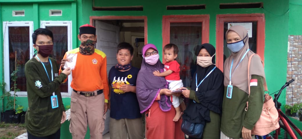 Mahasiswa KKN COVID-19 UIN Suska Riau, Bagikan masker  di masa Pandemi Covid -19.