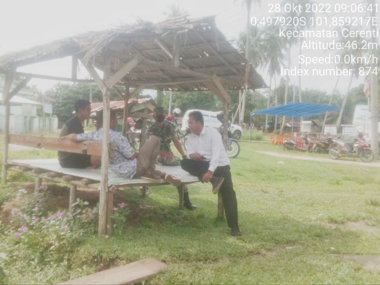 Babinsa Koramil 06 /Cerenti Kodim 0302/ Inhu,Kopda Junedi Komsos Dengan Warga Binaan di Wilayah Teritorialnya 