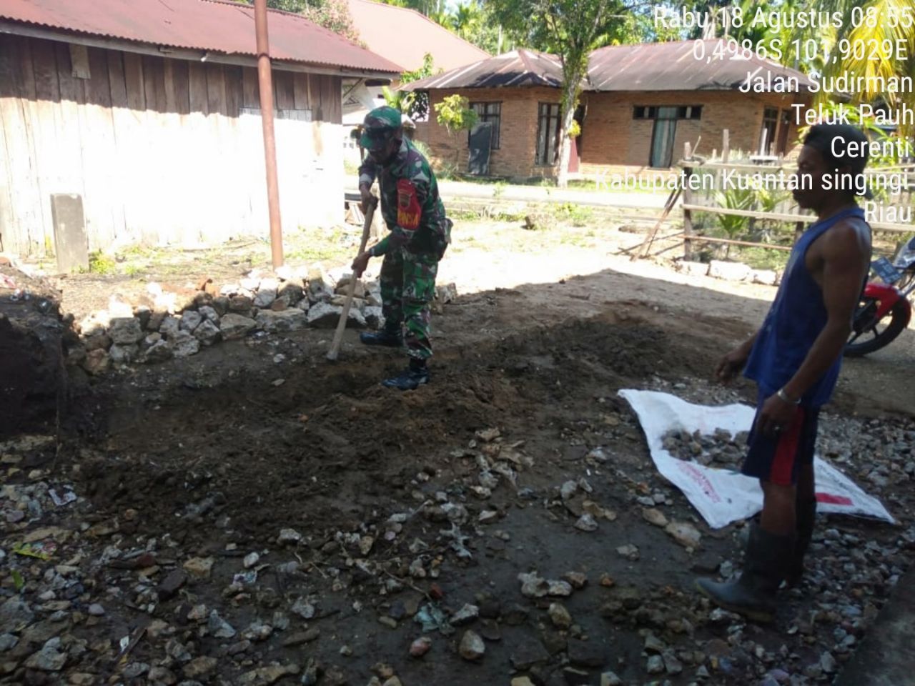 Babinsa 06/Cerenti Kodim 0302 /Inhu Bantu Pembuatan Pondasi Rumah Warga di Desa Teluk Pauh Kecamatan Cerenti Kabupaten Kuantan Singingi