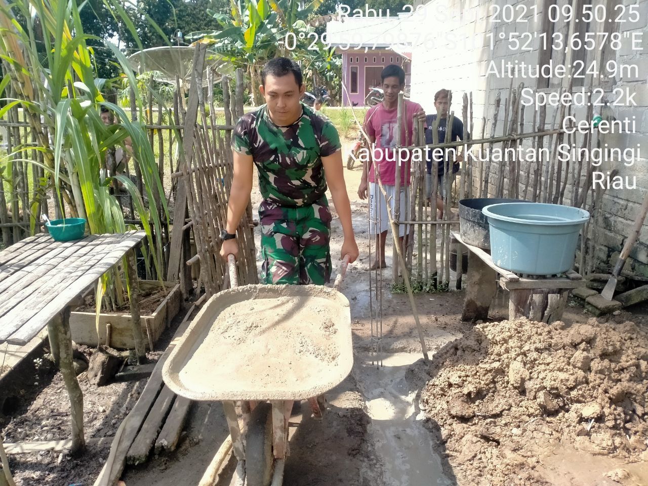 Bangun Keakraban Babinsa Koramil 06/Cerenti Dim 0302/Inhu Bantu Pembuatan Pondasi Rumah Milik Warga Desa Binaan